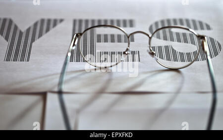 Gläser und gedruckten Text auf weißem Papier, flachen DOF Fokus auf text Stockfoto