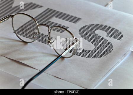 Gläser und gedruckten Text auf weißem Papier, Fokus auf text Stockfoto