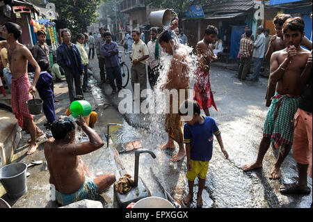 Indien Westbengal Kalkutta Kolkata Menschen Baden unterwegs / INDIEN Westbengalen Megacity Kalkutta, Menschen Viskoseteile Sich Auf der Straße Stockfoto