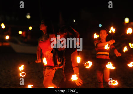 Flamme-Tänzer am Strand in der Nähe von Puerto Galera. Insel Mindoro, Philippinen Stockfoto