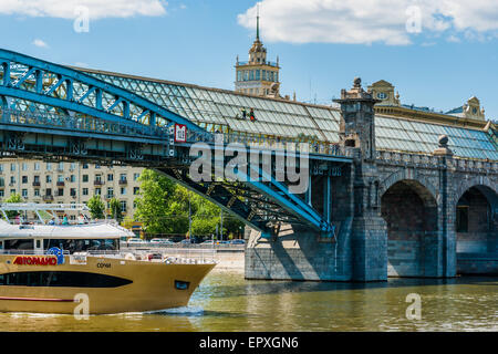 Andrejewski Fußgänger Brücke über die Moskwa vom Gorki-Park aus gesehen. Stockfoto