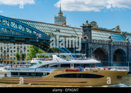 Andrejewski Fußgänger Brücke über die Moskwa vom Gorki-Park aus gesehen. Stockfoto