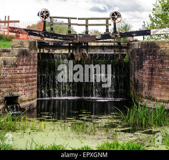 Schwarz, geschlossen Schleusentore mit Öffnungsmechanismus zurückhalten von Wasser am Kanal. Stockfoto