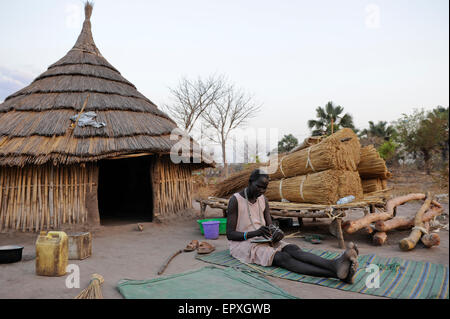 Süd-SUDAN Cuibet, Dinka Frau vor ihrer Hütte im Dorf Stockfoto