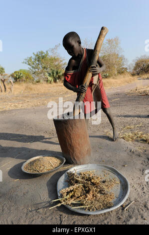 South Sudan Rumbek, Cuibet, Dinka junge bereitet Mehl aus Sorghum Samen Stockfoto