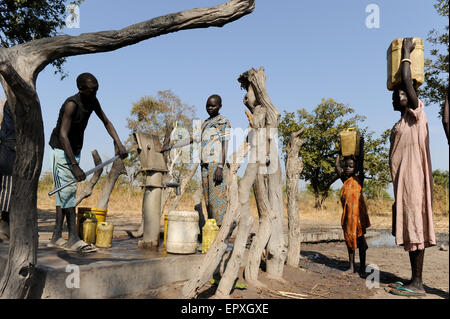 South Sudan Rumbek, Cuibet, Dinka Leute holen Wasser von Handpumpe, die inmitten eines Dorfes Stockfoto