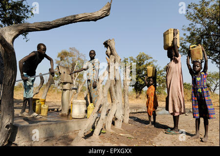 South Sudan Rumbek, Cuibet, Dinka Leute holen Wasser von Handpumpe, die inmitten eines Dorfes Stockfoto