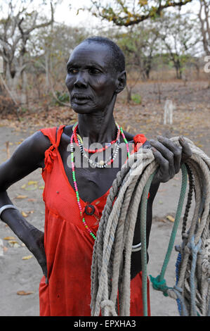 Süd-SUDAN Lakes State, Rumbek, Dorf Colocok, Dinka Frau bei Rindern camp / verklagt SUDAN Rumbek, Dorf Colocok, Dinka Frau Im Vieh Camp Stockfoto