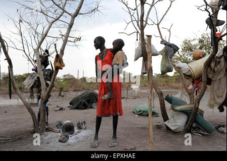 Süd-SUDAN Lakes State, Rumbek, Dorf Colocok, Dinka-Frau mit Kind in Rinder-camp Stockfoto