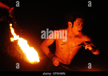 Flamme-Tänzer am Strand in der Nähe von Puerto Galera. Insel Mindoro, Philippinen Stockfoto