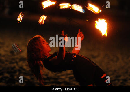 Flamme-Tänzer am Strand in der Nähe von Puerto Galera. Insel Mindoro, Philippinen Stockfoto