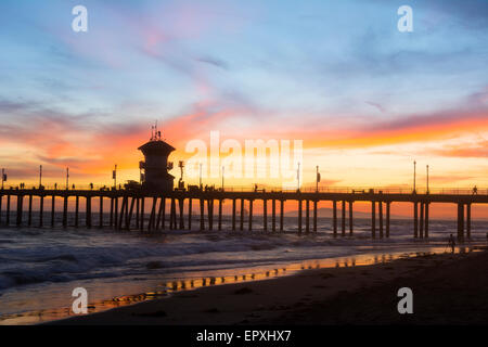 Sonnenuntergang am Huntington Beach Pier an einem warmen Sommertag Stockfoto