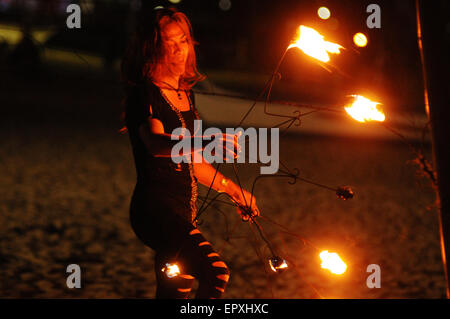 Flamme-Tänzer am Strand in der Nähe von Puerto Galera. Insel Mindoro, Philippinen Stockfoto