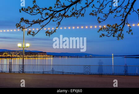 Bank im englischen Garten Promenade am See bei Nacht, Genf, Schweiz, HDR Stockfoto