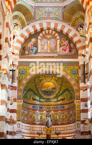 Marseille, Frankreich-Mai 6,2011: Innenraum in katholische Basilika Notre Dame De La eindrucksvoller Neo-byzantinischen Kirche Stockfoto