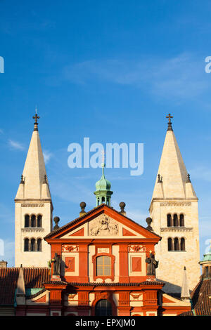 St.George es Basilika in Prag - es ist das älteste erhaltene Kirchengebäude innerhalb von Prager Burg Stockfoto