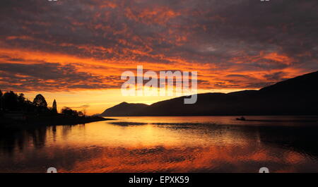 Fiery Red Sky in der Abenddämmerung über Loch Linnhe. Stockfoto