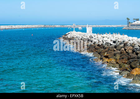 Ein Blick auf King Harbor Wellenbrecher in einem hellen, sonnigen Tag zeigt die flachere, türkisfarbene Wasser rund um die Bucht. Stockfoto