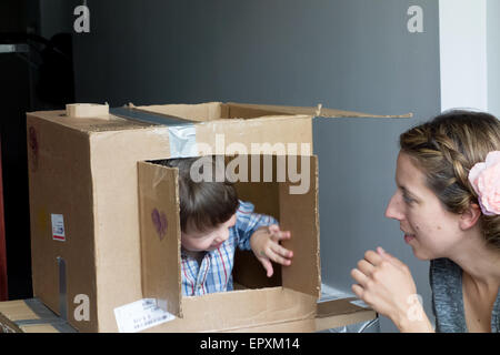 Frau spielt hide and seek mit ihrem Sohn Stockfoto