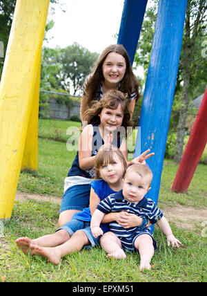 Kinder bereiten Spaß Familienbild auf ein Outdoor-Park Spielplatz Stockfoto