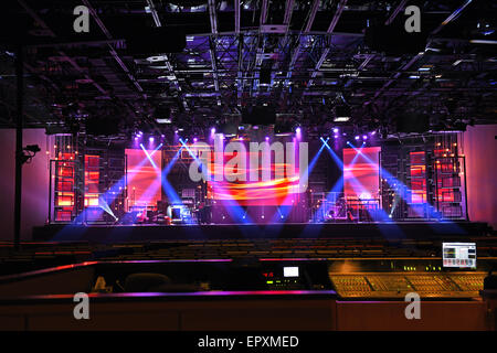 Konzert-Bühnenbeleuchtung mit elektronischen Konsole im Vordergrund Stockfoto