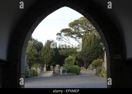 penzance Friedhof eingerahmt von gotischem Bogen Stockfoto