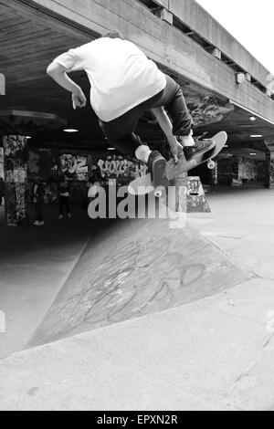 Iconic-Skate-Park am Southbank London, Unterkirche mit Skatern und graffiti Stockfoto