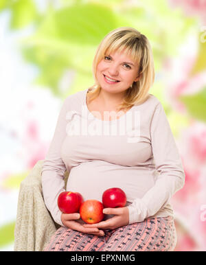 Schwangere Frau mit Äpfeln Stockfoto