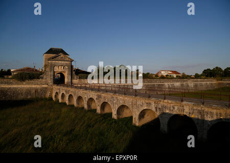 Stadtmauer und Porte des Campani bei Saint-Martin-de-Ré, Charente-Maritime, Frankreich. Stockfoto