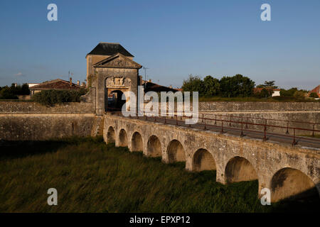 Stadtmauer und Porte des Campani bei Saint-Martin-de-Ré, Charente-Maritime, Frankreich. Stockfoto