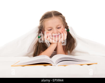 Buch im weißen Bett Mädchen Stockfoto