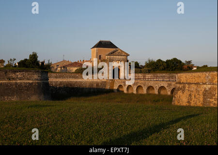 Stadtmauer und Porte des Campani bei Saint-Martin-de-Ré, Charente-Maritime, Frankreich. Stockfoto