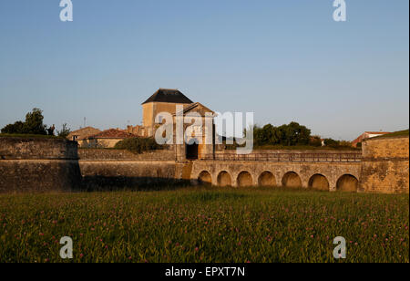 Stadtmauer und Porte des Campani bei Saint-Martin-de-Ré, Charente-Maritime, Frankreich. Stockfoto