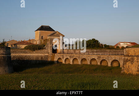 Stadtmauer und Porte des Campani bei Saint-Martin-de-Ré, Charente-Maritime, Frankreich. Stockfoto