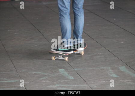 London, UK, 20. Juni 2014: iconic Skate Park in Southbank London, undercroft mit Skater und Graffiti Stockfoto