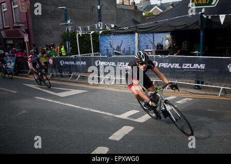 Aberystwyth, Großbritannien, 22. Mai 2015. Professionelle und Amateur-Radfahrer gingen auf die Straße von Aberystwyth für Aber Zyklus Fest & Runde 3 der Baureihe Pearl Izumi Tour. Bildnachweis: Jon Freeman/Alamy Live-Nachrichten Stockfoto