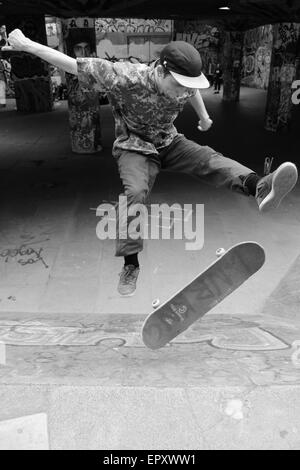 London, UK - 20. Juni 2014: Legendäre Skatepark auf Southbank London, Unterkirche mit Skatern und graffiti Stockfoto