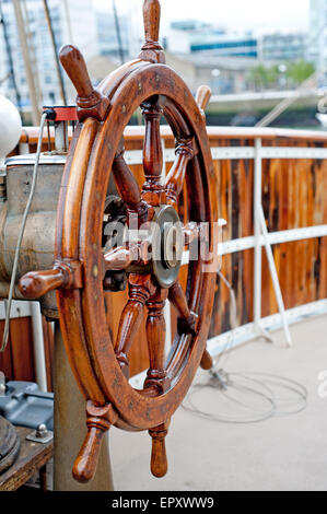 Holzrad Schiff hautnah auf einem Segelboot. Stockfoto