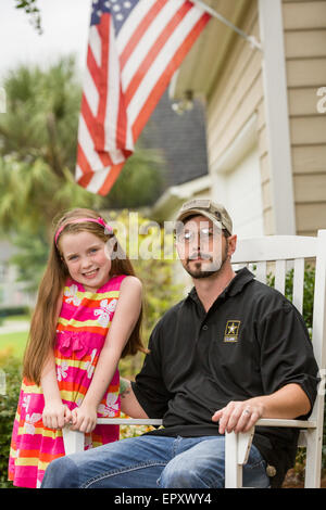 Rachel Mennet, ein Drittel-Grader, posiert mit verwundeten Krieger Nick Bailley 23. September 2014 in Summerville, South Carolina. Rachel führte eine erfolgreiche Fundraising-Bemühungen mit ihren Limonadenstand um training Abel ein Begleithund für Nick zu bezahlen. Stockfoto