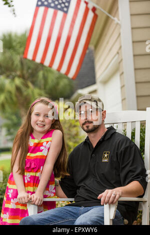 Rachel Mennet, ein Drittel-Grader, posiert mit verwundeten Krieger Nick Bailley 23. September 2014 in Summerville, South Carolina. Rachel führte eine erfolgreiche Fundraising-Bemühungen mit ihren Limonadenstand um training Abel ein Begleithund für Nick zu bezahlen. Stockfoto