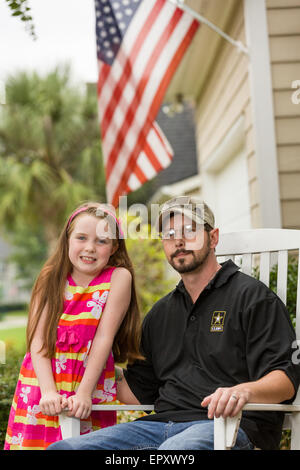 Rachel Mennet, ein Drittel-Grader, posiert mit verwundeten Krieger Nick Bailley 23. September 2014 in Summerville, South Carolina. Rachel führte eine erfolgreiche Fundraising-Bemühungen mit ihren Limonadenstand um training Abel ein Begleithund für Nick zu bezahlen. Stockfoto