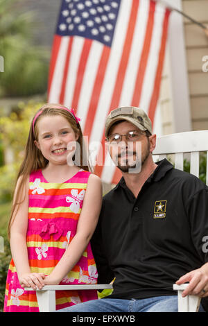 Rachel Mennet, ein Drittel-Grader, posiert mit verwundeten Krieger Nick Bailley 23. September 2014 in Summerville, South Carolina. Rachel führte eine erfolgreiche Fundraising-Bemühungen mit ihren Limonadenstand um training Abel ein Begleithund für Nick zu bezahlen. Stockfoto