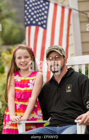 Rachel Mennet, ein Drittel-Grader, posiert mit verwundeten Krieger Nick Bailley 23. September 2014 in Summerville, South Carolina. Rachel führte eine erfolgreiche Fundraising-Bemühungen mit ihren Limonadenstand um training Abel ein Begleithund für Nick zu bezahlen. Stockfoto