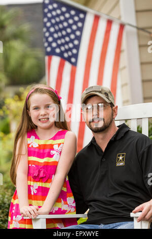 Rachel Mennet, ein Drittel-Grader, posiert mit verwundeten Krieger Nick Bailley 23. September 2014 in Summerville, South Carolina. Rachel führte eine erfolgreiche Fundraising-Bemühungen mit ihren Limonadenstand um training Abel ein Begleithund für Nick zu bezahlen. Stockfoto