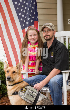 Rachel Mennet, ein Drittel-Grader, posiert mit verwundeten Krieger Nick Bailley und seinem Hund Abel 23. September 2014 in Summerville, South Carolina. Rachel führte eine erfolgreiche Fundraising-Bemühungen mit ihren Limonadenstand um training Abel ein Begleithund für Nick zu bezahlen. Stockfoto