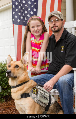 Rachel Mennet, ein Drittel-Grader, posiert mit verwundeten Krieger Nick Bailley und seinem Hund Abel 23. September 2014 in Summerville, South Carolina. Rachel führte eine erfolgreiche Fundraising-Bemühungen mit ihren Limonadenstand um training Abel ein Begleithund für Nick zu bezahlen. Stockfoto