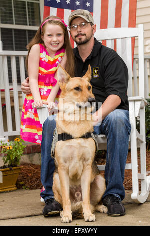 Rachel Mennet, ein Drittel-Grader, posiert mit verwundeten Krieger Nick Bailley und seinem Hund Abel 23. September 2014 in Summerville, South Carolina. Rachel führte eine erfolgreiche Fundraising-Bemühungen mit ihren Limonadenstand um training Abel ein Begleithund für Nick zu bezahlen. Stockfoto