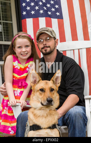 Rachel Mennet, ein Drittel-Grader, posiert mit verwundeten Krieger Nick Bailley und seinem Hund Abel 23. September 2014 in Summerville, South Carolina. Rachel führte eine erfolgreiche Fundraising-Bemühungen mit ihren Limonadenstand um training Abel ein Begleithund für Nick zu bezahlen. Stockfoto