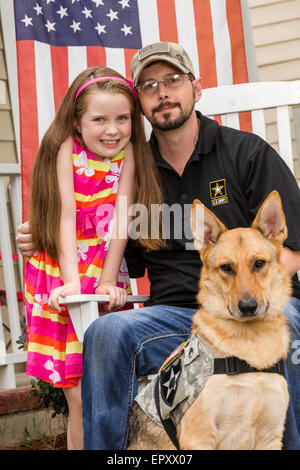 Rachel Mennet, ein Drittel-Grader, posiert mit verwundeten Krieger Nick Bailley und seinem Hund Abel 23. September 2014 in Summerville, South Carolina. Rachel führte eine erfolgreiche Fundraising-Bemühungen mit ihren Limonadenstand um training Abel ein Begleithund für Nick zu bezahlen. Stockfoto