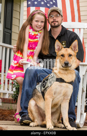 Rachel Mennet, ein Drittel-Grader, posiert mit verwundeten Krieger Nick Bailley und seinem Hund Abel 23. September 2014 in Summerville, South Carolina. Rachel führte eine erfolgreiche Fundraising-Bemühungen mit ihren Limonadenstand um training Abel ein Begleithund für Nick zu bezahlen. Stockfoto